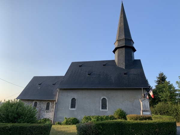 Nous partons du petit parking en face de l'église Notre-Dame-et-Saint-Aubin de Ménesqueville (XIIe, XVIIIe). Ses vitraux modernes sont des oeuvres du maître verrier François Décorchemont.