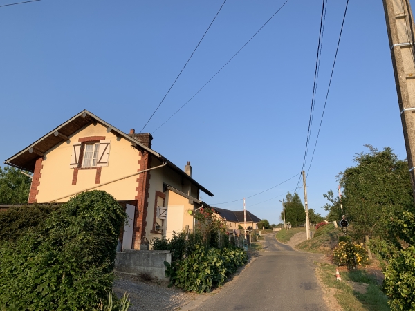 Peu après notre départ, nous croisons l'ancienne voie ferrée de Gisors à Pont-de-l'Arche. Elle reliait la ligne vers Dieppe à celle du Havre. Cette portion entre Etrepagny et Pont-de-l'Arche reste utilisée grâce à la sucrerie d'Etrepagny. A gauche, l'ancienne maison du garde-barrière.