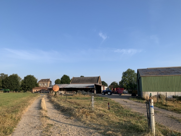 Nous voilà arrivés à la ferme du Grand-Thuit. Nous allons quitter notre chemin pour nous diriger vers le Petit-Thuit.