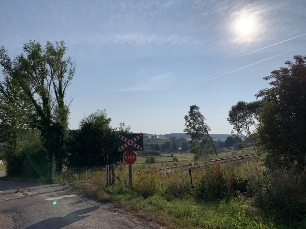 Nous traversons à nouveau l'ancienne voie ferrée de Gisors à Pont-de-l'Arche.