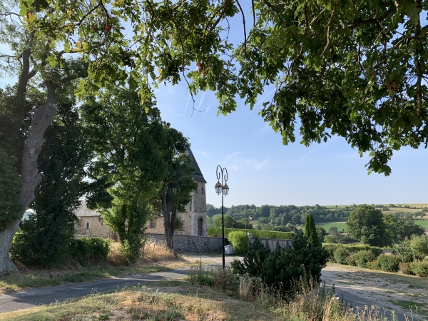 Nous sommes arrivés à l'église Saint-Pierre de Touffreville (XIIe XIIIe XXe). Elle domine la vallée du Fouillebroc.