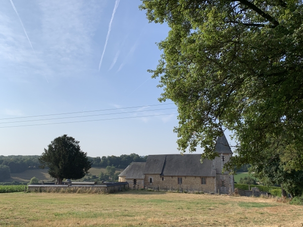 L'église Saint-Pierre et son petit cimetière.