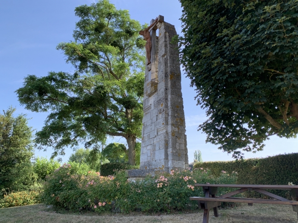 A l'entrée de Rosay-sur-Lieure, une table de pique-nique attend les randonneurs au pied du Calvaire du Vaumichon (1936).