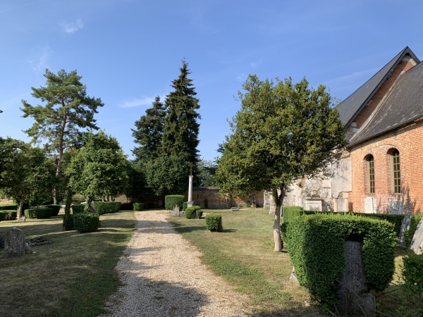 L'ancien cimetière de l'église Notre-Dame-du-Rosaire a été aménagé avec ses pierres tombales du XIXe siècle.