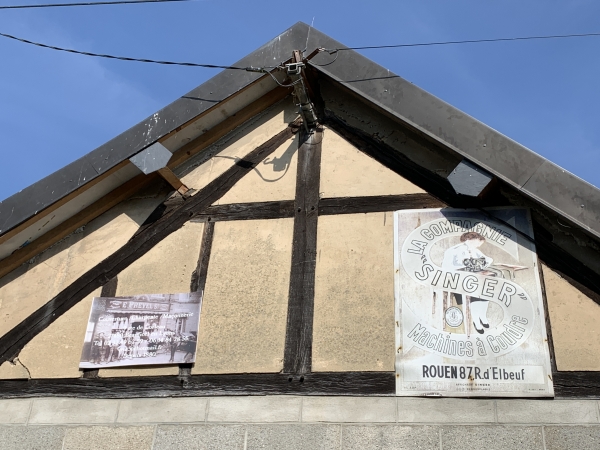 Sur une maison de la rue des Maraichers, une publicité pour les machines à coudre Singer.