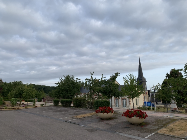 Nous partons de la place devant la mairie, non loin de l'église Saint-Aubin.