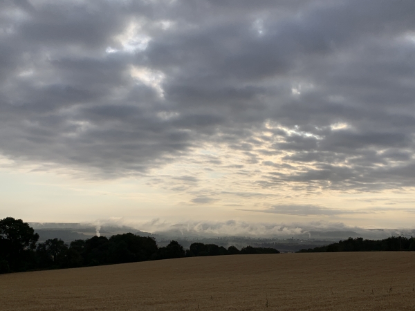 Les nuages bas se mèlent aux fumées des industries de la vallée.