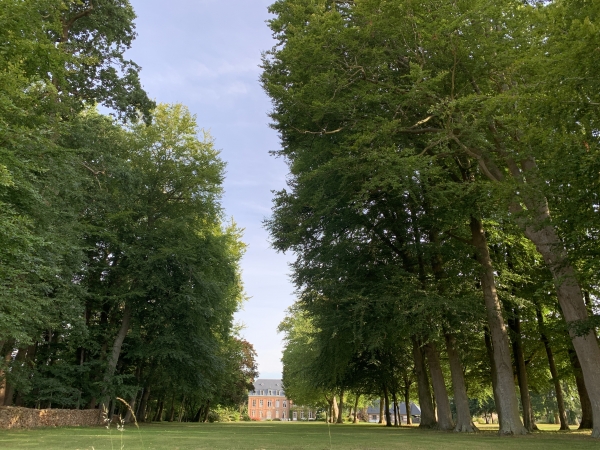 Nous arrivons à Thil-Manneville et passons devant son château.