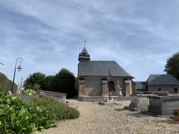 Chapelle de St-Ouen-Prend-en-Bourse à Bertreville-Saint-Ouen. Autrefois semblable à celle de Bertreville, l'église fut brûlée accidentellement en 1798 avec le vicariat, le château, la ferme et toutes les dépendances. la chapelle actuelle fut reconstruite en 1835.