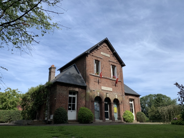 La mairie de Colmesnil-Manneville offre le seul (petit) parking que nous ayons trouvé dans la commune.