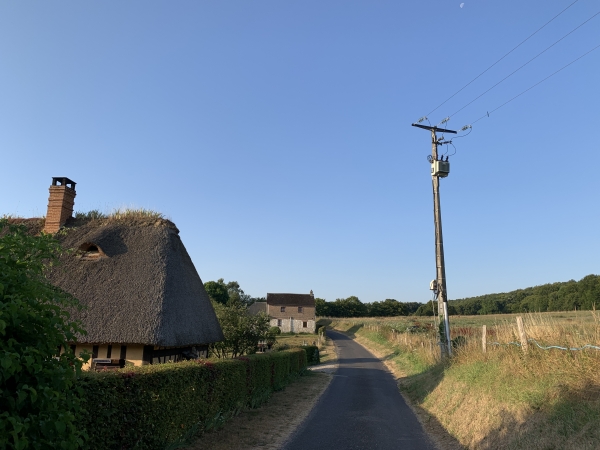 Nous traversons la D490 (prudence, elle est très fréquentée) et rejoignons la tranquille petite route du Torps.
