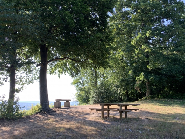Nous avons rejoint le GR23 et arrivons à l'aire de pique-nique et au panorama qui domine la vallée de la Seine.