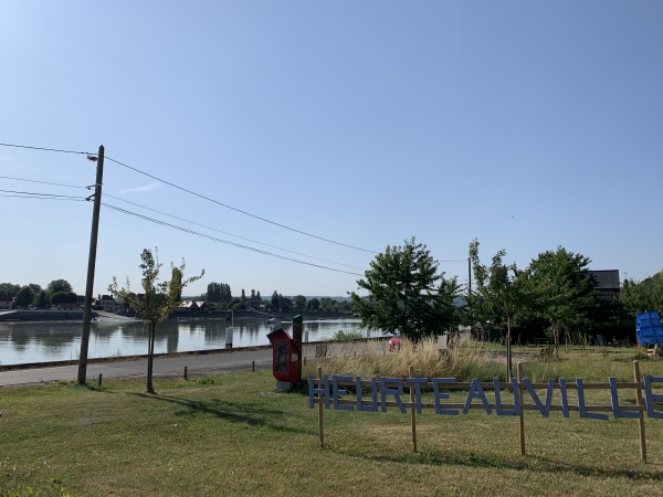Nous choisissons de rejoindre Heurteauville au niveau du passage d'eau, mais il est possible de couper en restant sur le GR23 jusqu'à la rue du Port-Jumièges.