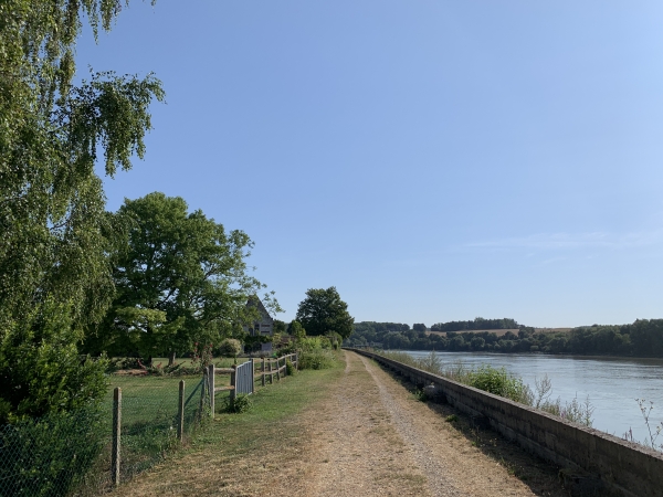 Nous sommes toujours à Heurteauville, le chemin de halage piétonnier offre ici une balade très agréable.