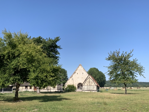 Ancienne grange dîmière de l'abbaye de Jumièges à Heurteauville. Le bâtiment permettait d'entreposer le résultat de la collecte de la dîme, un impôt de l'Ancien Régime en faveur de l'Église catholique (l’évêque était chargé d’en répartir le produit entre les prêtres, l’entretien des lieux de culte, lui-même et les pauvres). La dîme portait principalement sur les revenus agricoles.