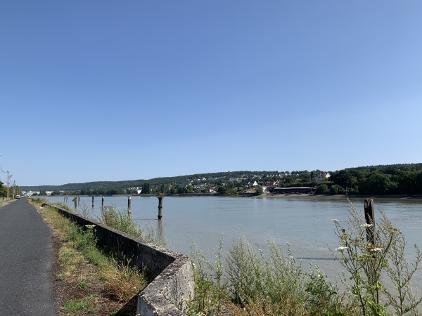 Nous sommes maintenant sur le quai Charles Guérin, en face du Trait. Nous allons bientôt quitter le bord de Seine pour entrer dans les marais.
