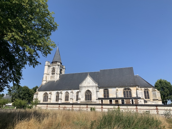 Nous arrivons à l'église Notre-Dame-et-Saint-Mathurin (XVIe) de la Mailleraye-sur-Seine. A l'intérieur se trouve en ex-voto un magnifique brick carré de 1830 armé de 8 canons, la Virginie. Le grand vitrail est aussi un ex-voto offert par un capitaine.