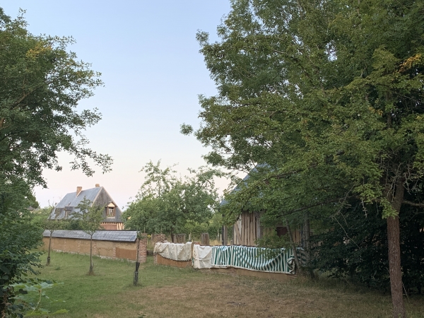 Nous partons du parking de la Maison du Parc des Boucles de la Seine Normande. La Maison du Parc est installée dans un ancien corps de ferme, avec son manoir du XVIe siècle, son four à pain, son colombier... De notre chemin, on ne voit que quelques dépendances. L'entrée est libre dans la ferme.