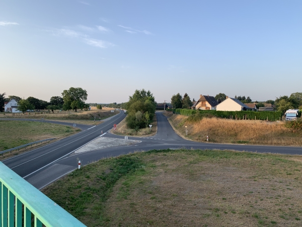 Nous traversons la D490 par un pont. Nous allons rejoindre la rue d'Ectot, en face. Elle longe la D490 sur cent mètres, puis prend la direction de la forêt.