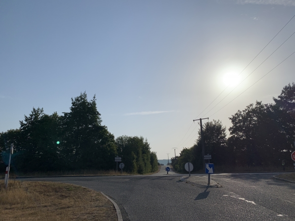 Nous avons traversé la forêt et rejoignons ND-de-Bliquetuit par la rue des Bouleaux.