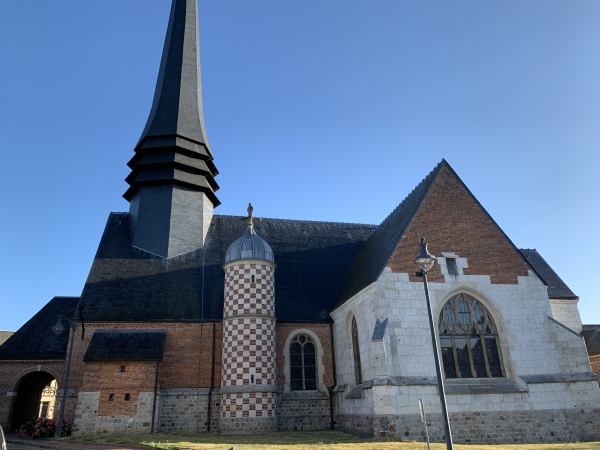 Nous passons aux pieds de l'église Saint-Eustache, connue pour son clocher qui est le plus clocher ardoisé de France (54m).