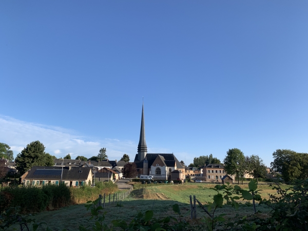 Nous traversons le bourg en direction des écoles par le sentier de l'église. Regard arrière vers l'église.