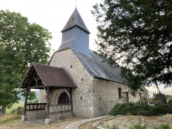 Nous commençons notre randonnée au niveau de l'église Saint-Sulpice (XIIe, XIV, XVIIIe). Le cimetière a conservé un if funéraire vieux de 800 ans environ. Derrière l'église, la mairie est aménagée dans une construction du XVe siècle, en colombages et couverte de chaume, déplacée d'une dizaine de kilomètres.