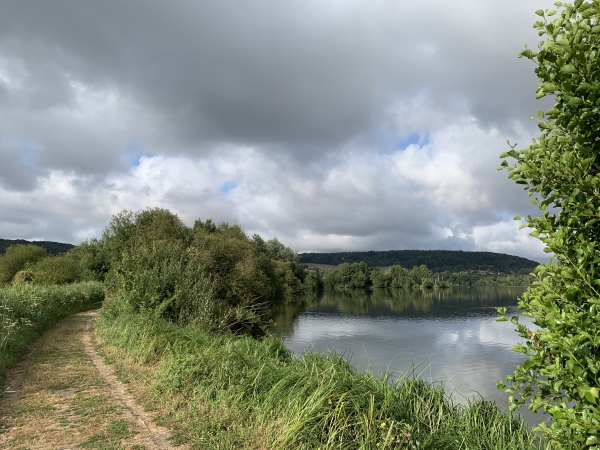 A droite, l'étang de Toutainville.