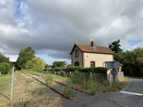 Vestiges de l'ancienne voie ferrée qui reliait l'embranchement de Glos-Montfort à Honfleur par Quetteville, avec l'ancienne maison du garde-barrière.
