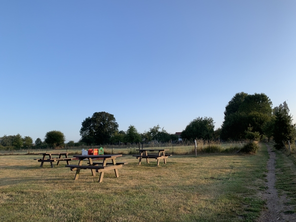 En cas de besoin en fin de randonnée, une aire de pique-nique peut accueillir les marcheurs derrière le stade.