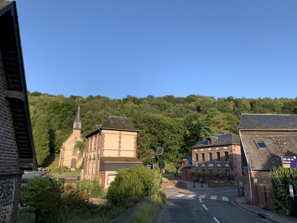 Nous traversons le charmant village de Fontaine-sous-Préaux. Les moulins à papier et à grains ont fonctionné ici jusqu'à la fin du XIXe siècle.