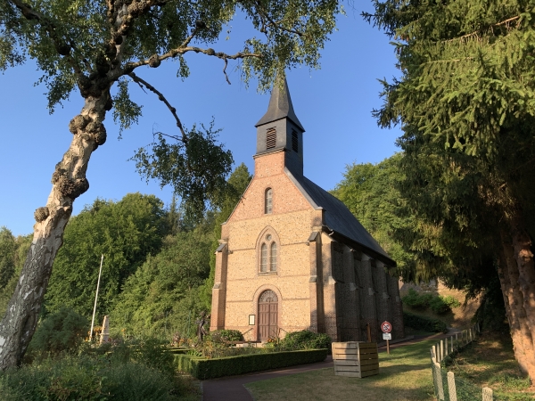 L'église Saint-Pierre de Fontaine-sous-Préaux, reconstruite en 1847 dans un style néo-gothique. Nous allons longer l'église pour entrer dans la forêt communale qui se trouve derrière elle.