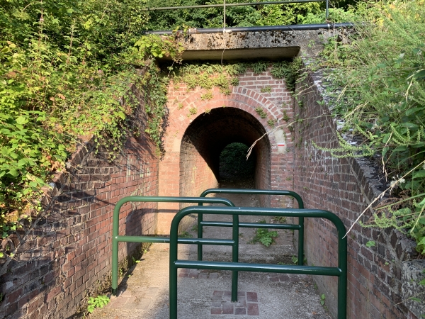 Un tunnel piétonnier nous permet de passer sous la voie ferrée Paris-Le Havre et d'entrer dans la forêt communale.