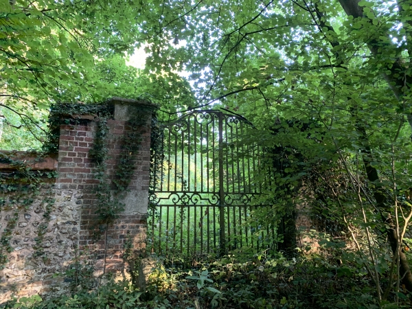 Forêt communale de St-Martin-du-Vivier. Nous passons devant une ancienne porte d'accès à la forêt du château du Mont-Perreux.