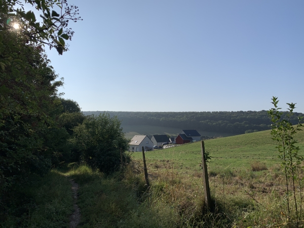 Nous voyons les premières maisons de Darnetal.