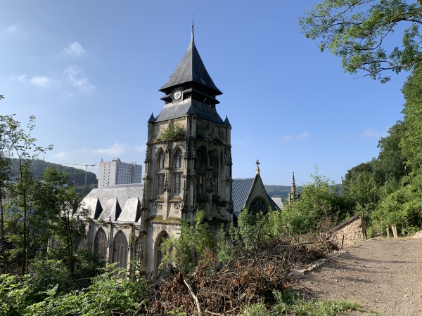 Nous passons au-dessus de l'église Saint-Ouen de Longpaon (XVe, XVIe, XIXe), bâtie sur l'ancienne chapelle destinée aux restes de Saint-Ouen, haut fonctionnaire royal franc puis évêque de Rouen. Cette église tient son nom d'un miracle qui se produisit au gué de Longpaon en 918 lors de la translation des reliques du Saint.