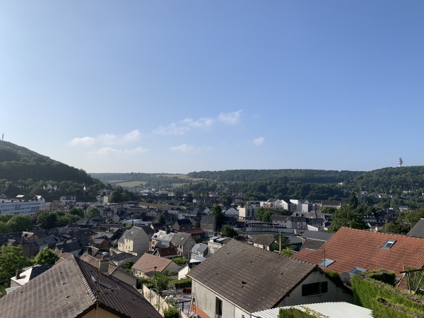 Nous allons descendre dans Darnetal pour traverser la vallée du Robec. Les collines en face, sont celle du bois du Roule à gauche et celle de Bonsecours en face.