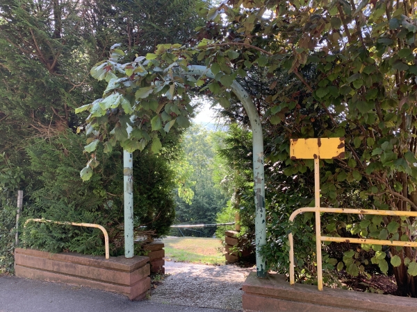 Cette discrète entrée, rue de Verdun, cache le parc et le sentier Alphone Allais.