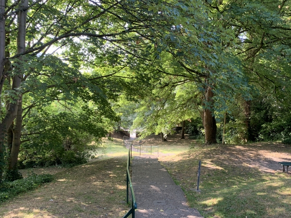 Le parc et le sentier Alphonse Allais nous conduisent directement au coeur de Darnetal.
