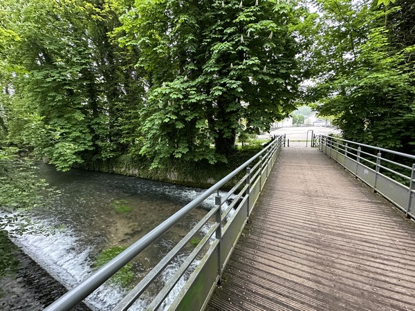 Nous partons du parking de la mairie du Houlme, entrons dans le parc municipal, et traversons le Cailly sur la passerelle du parc.