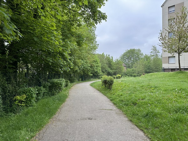 Nous continuons sur l'allée Georges Sand qui longe le Cailly.&nbsp;