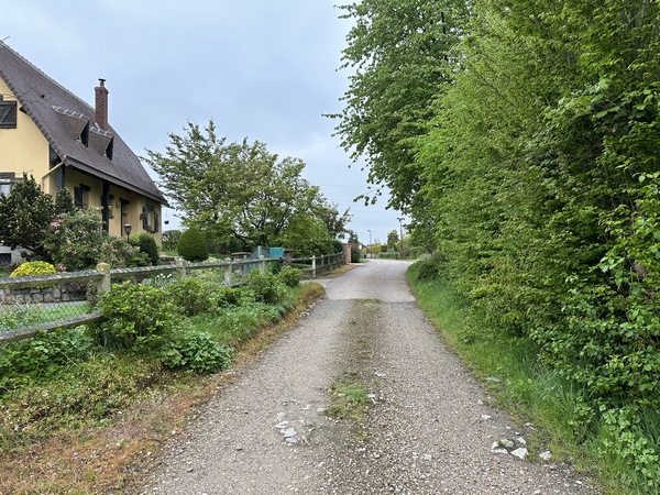 Nous arrivons au hameau des Vatis. Nous allons entrer dans le hameau et tourner à droite au premier carrefour.
