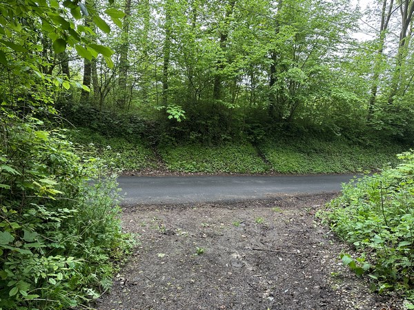 Nous arrivons au Chemin de Happetout, nous allons le suivre sur la gauche.