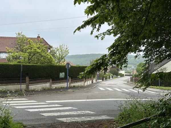 Nous sortons du bois et allons traverser Malaunay, en commençant par la rue du Notre-Dame-des-Champs, en face de nous.