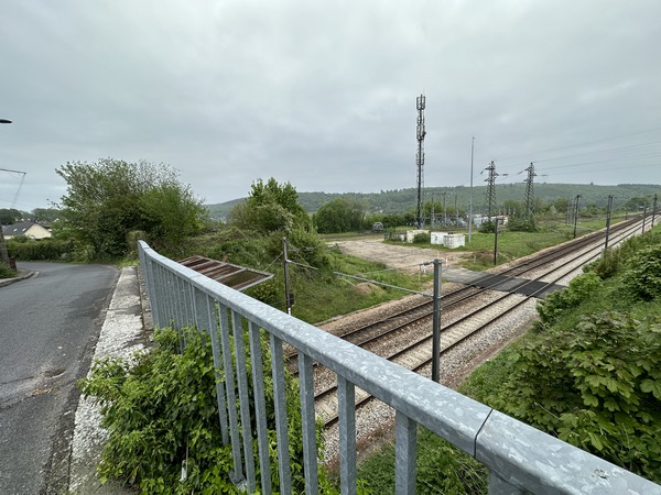 Nous traversons la voie ferrée de la ligne Paris - Le Havre. On peut voir, au fond, la bifurcation de la ligne vers Dieppe.