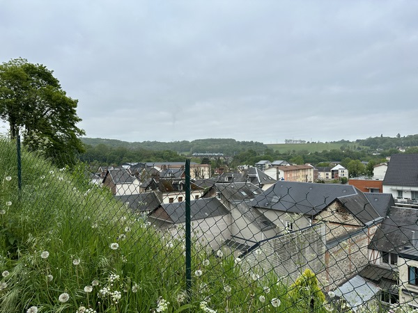 Nous avons traversé Malaunay, et continuons sur le coteau est de la vallée. Nous montons la rue du Souvenir Français.