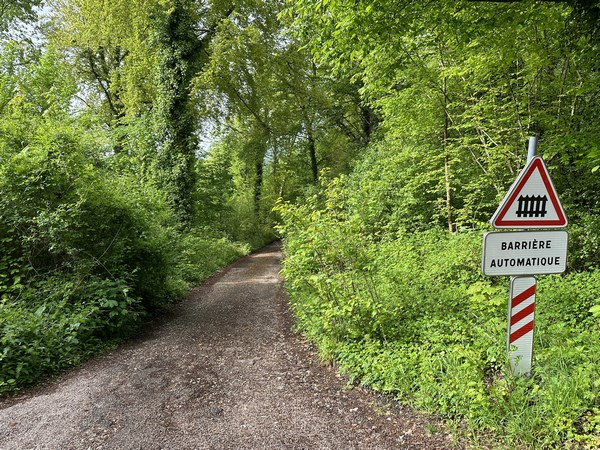 Nous descendons vers le passage à niveau de la rue Audière.