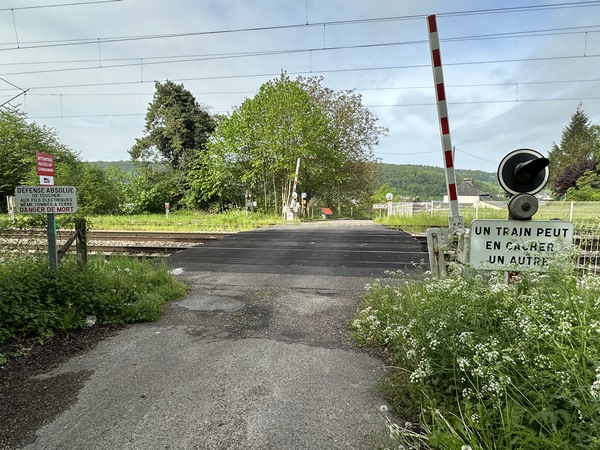 Nous allons traverser les deux voies des lignes vers le Havre ou Dieppe, et une ancienne voie de desserte privée.
