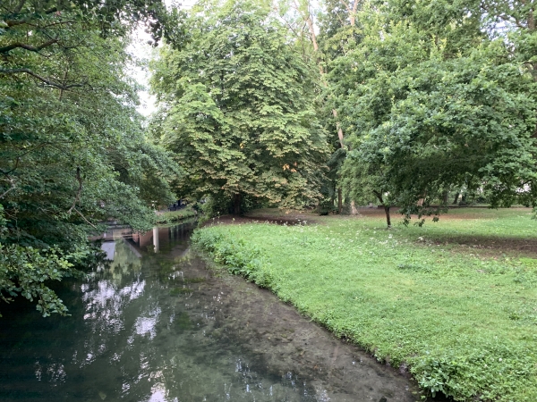 La Promenade des Moulins à Papiers, est aménagée le long du Cailly et commence près du moulin de l'ancienne Corderie Vallois. La Corderie Vallois est un musée qui a conservé le moulin et les machines de la corderie et présente la vie dans une usine du XIXe siècle. Visite indispensable&nbsp;!