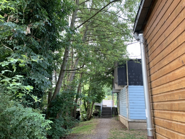 Nous sortons du chemin pour traverser la rue Victor Hugo.